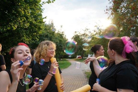 Jugendliche pusten Seifenblasen in die Luft