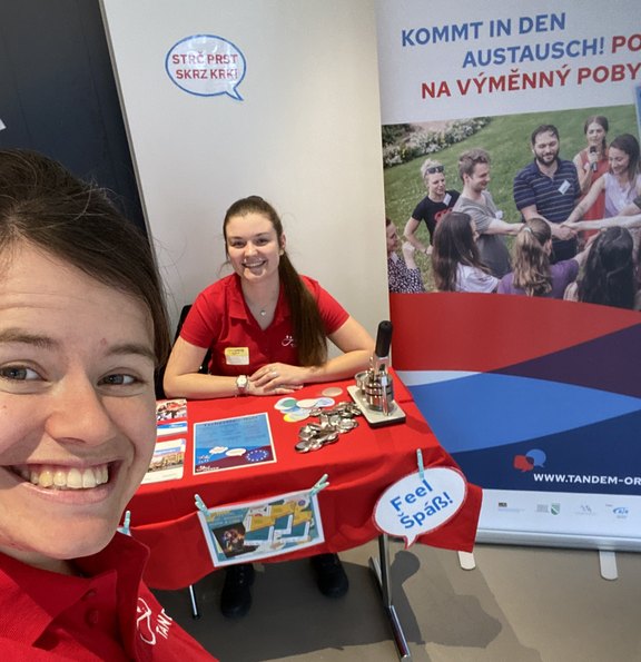 Vertreter:innen von Tandem am Stand bei der Expolingua in Berlin