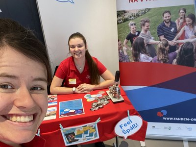 Vertreter:innen von Tandem am Stand bei der Expolingua in Berlin
