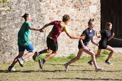 Jugendliche spielen Fangen