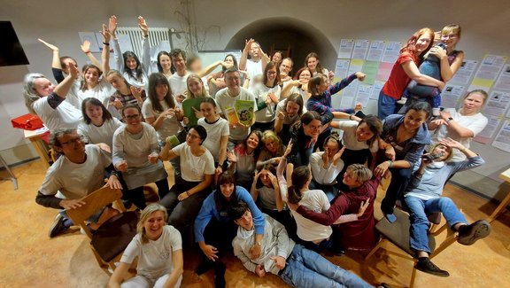 Gruppenphoto_Aufbauschulung_Vernetzungstreffen_2025 Gruppenfoto Aufbauschulung Vernetzungstreffen der deutsch-tschechischen Sprachanimateur:innen