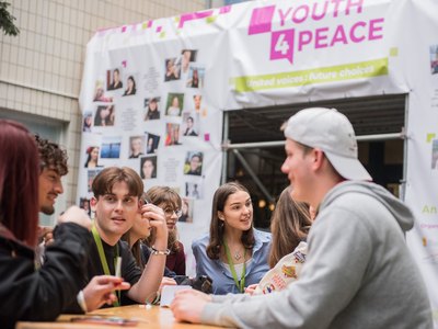 Junge Menschen aus 26 Ländern treffen sich zur Veranstaltung "Youth4Peace"
