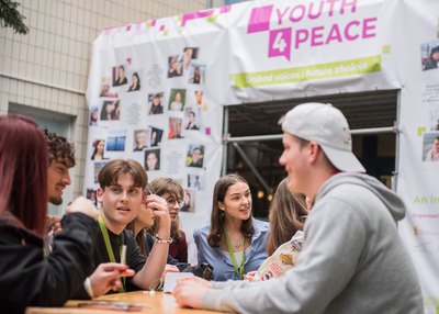 Junge Menschen aus 26 Ländern treffen sich zur Veranstaltung "Youth4Peace"