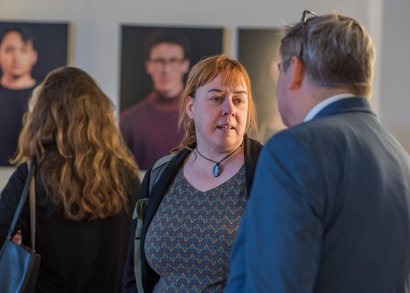Menschen auf einer Foto-Ausstellung