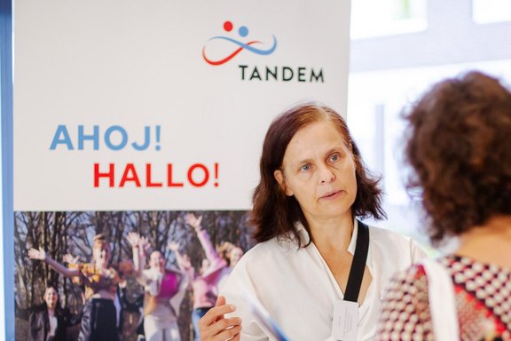 Ulrike Fügl berät Fachkräfte.