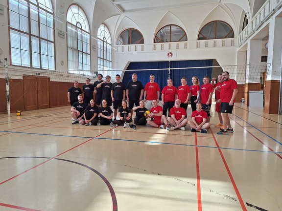 Das Bild zeigt die Teilnehmenden des Fachkräfteaustausch beim „Länderspiel“ Deutschland vs. Tschechien im Volleyball.