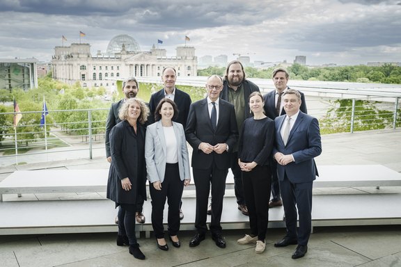 Die Leitungen der Fach- und Förderstellen der Internationalen Jugendarbeit mit Bundeskanzler Friedrich Merz.