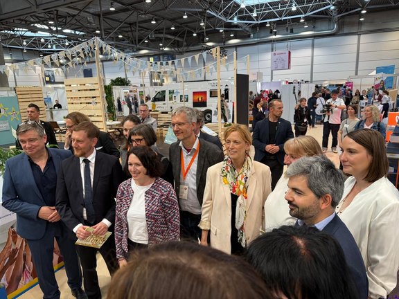 Besuch der Ministerin Karin Prien am Messestand