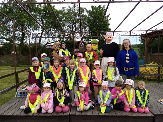 Kinder des Kindergartens Záchlumí haben sich für ein Foto aufgestellt.